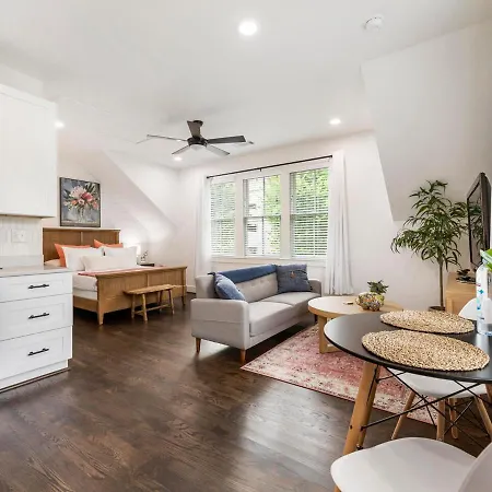 Captivating Studio With Queen Bed, City Walkable!